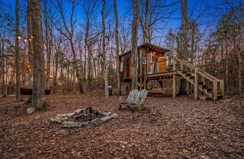 Mount Juliet Cabin | Peaceful Treehouse | Firepit + Grill*Pet Friendly!