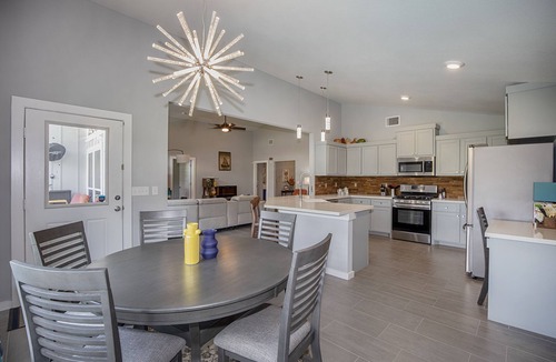 Dickinson House | Pepe's Place - Newer Home w/heated Spa Pool, close to Galveston Island & Houston