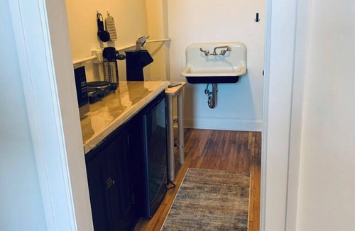 Downtown Toledo Apartment | Perfect downtown apartment for short and long-term stays!