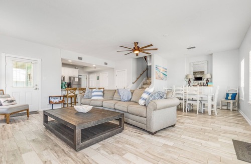 Port Aransas House | Perfect for big families! Pet Friendly! Ocean View & Boardwalk to Beach