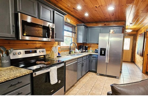Hemlock Hills Cabin | Perfect for Large Families 5BR Gatlinburg Cabin w/Game Room, Theater & HotTub