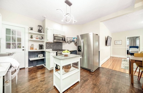 Meeting House Hill House | Perfect for large group 10 beds 4.6 mi to Downtown steps to T 5BD/2Bth