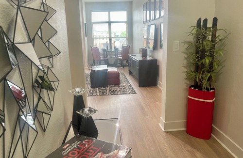 Deep Ellum Apartment | Perfect Location! Skyline View!nGym/Free Parking/Newly Renovated Pool