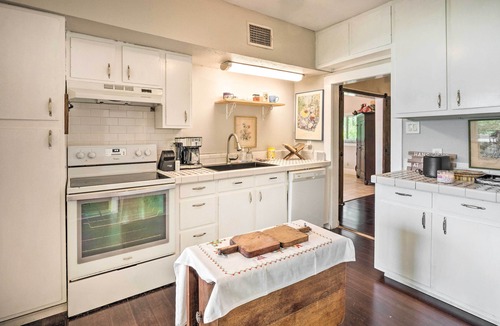 Apache Shores House | Pet-Friendly Austin Home w/Deck, Yard, & Views!