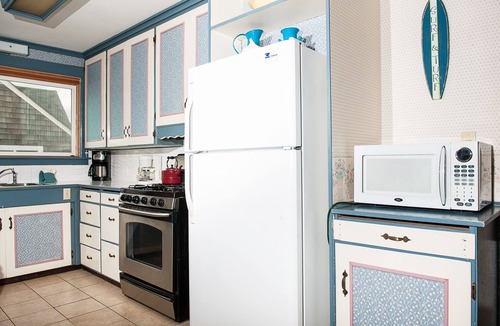 Seaside House | Pet Friendly Beach Home, Fenced Yard, Sauna, Deck and Firepit,4 Blocks to Beach