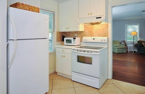 Kings Terrace House | Pet friendly cottage w large fenced yard. Available weekly, monthly or nightly!