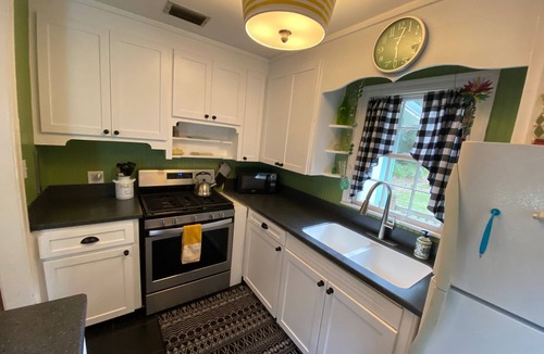 Kings Terrace House | Pet friendly Cottage with fenced yard!