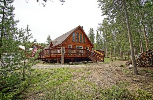 Granby House | Pet Friendly, Firepit, Wrap around Porch, Close to Lake Granby and Highland Marina