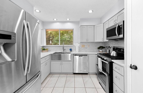Milwood House | Pet Friendly - Q2 & Domain - King Bed + Pool Table