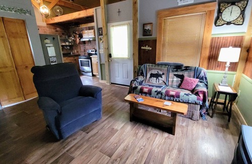 Ivanhoe Cabin | Pet-friendly, Tranquil Setting, Step onto NRT, Hike, Bike, Fish, Kayak