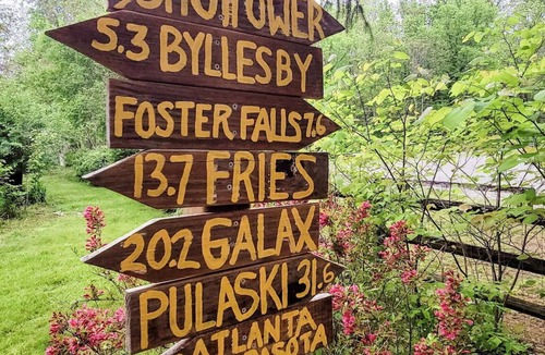 Ivanhoe Cabin | Pet-friendly, Tranquil Setting, Step onto NRT, Hike, Bike, Fish, Kayak
