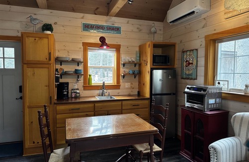 Bristol Cottage | Pets Stay Free! 3 Modern Cottages, w/Heat & AC, 1st flr King & Stand-up Loft