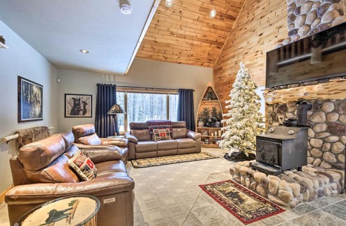 Phelps House | Phelps Cabin on 26 Acres with Fire Pit!