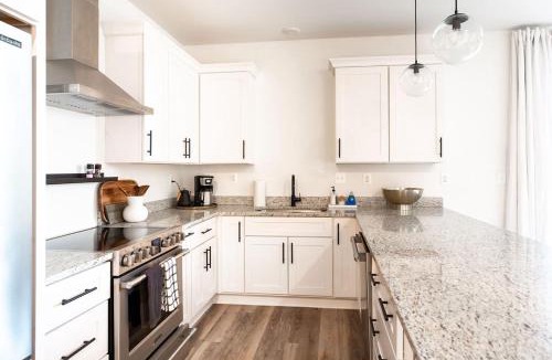 Batesville Apartment | Piedmont Place Suite 301 - Near King Family Vineyards - Mtn Views