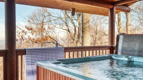 Chalet Village House | Pine Needle by AvantStay Log Cabin w Gorgeous Views Hot Tub Patio Pool Table
