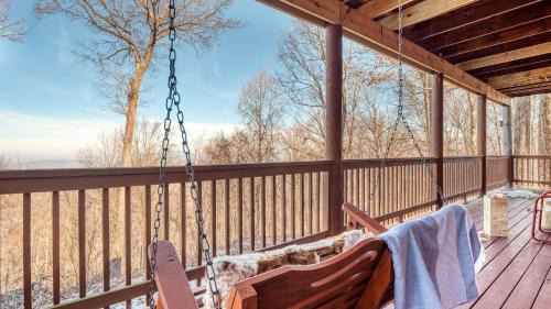Chalet Village House | Pine Needle by AvantStay Log Cabin w Gorgeous Views Hot Tub Patio Pool Table