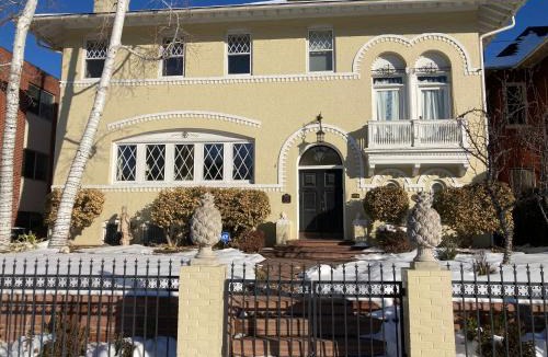 Cheesman Park Apartment | Pineapple House, Romantic 3 Bed 2 Bath Apt, Sleeps 6! Private Balcony! City Center! FREE Parking!