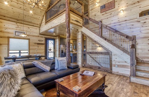 Chalet Village North Cabin | Pinecrest: Spectacular Cabin in the Best Location