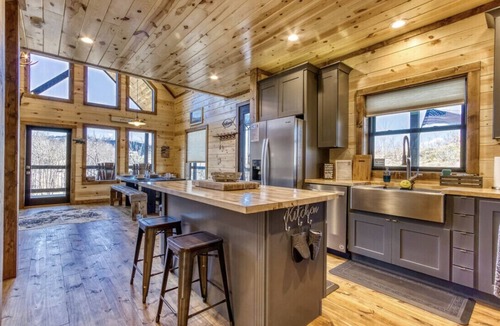 Chalet Village North Cabin | Pinecrest: Spectacular Cabin in the Best Location