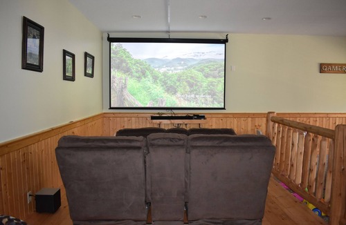Pigeon Forge Cabin | Pool in back! -2x King Suites -120in Projection -Pool Table -HotTub -Easy Access