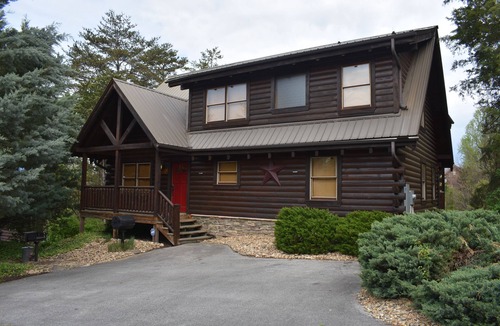 Pigeon Forge Cabin | Pool in back! -2x King Suites -120in Projection -Pool Table -HotTub -Easy Access