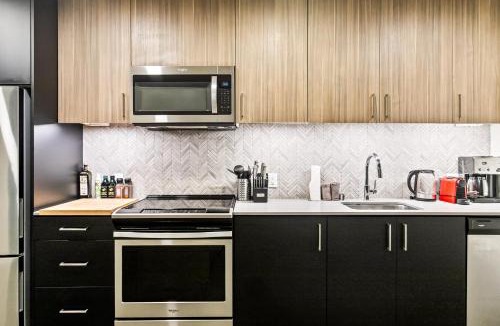 Downtown Apartment | Posh Lofty Pad in Central Redmond - 92 Walkscore!