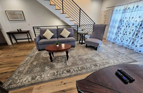 East Hollywood House | Premiere 5 bedroom Place in Hollywood, free AC, WiFi and Parking