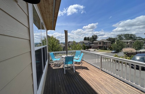 Northwest Snohomish House | Premium Snohomish mansion with views of skydivers