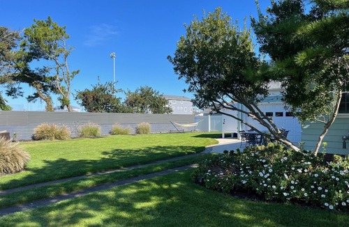 A-Zone House | Prime Beach House & Huge Private Back Yard - Steps to the beach & Shark Park!
