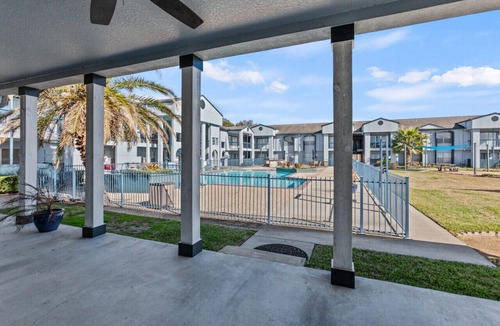El Lago Condo | Prime Location close to Restaurants, NASA, Kemah, etc