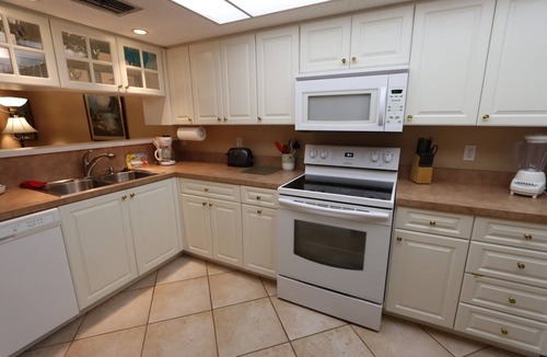 Bradenton Beach Condo | PRIME LOCATION ON AMI*CONDO DIRECTLY ON WHITE SUGAR SAND BEACH*HEATED POOL