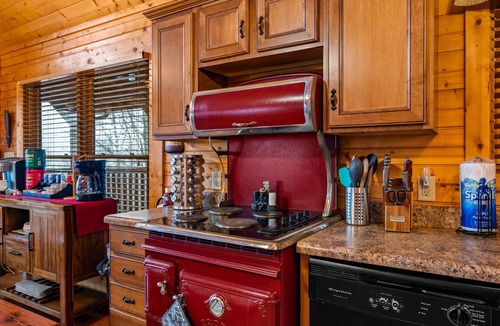 Hemlock Hills Cabin | PRIME Location,WIFI, Smart TV, Pet WLCM,Game Rm,HDTV,HotTub,7mints to City,COZY