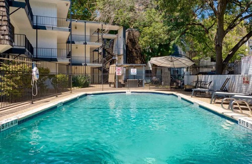 Windsor Park Apartment | Prime SoCo cozy 1BR king suite w/pool, parking
