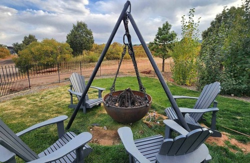 Larkspur House | Private, 36 Acres, 6 Kings, HotTub, Views, Clean