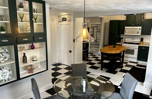 Historic District Apartment | Private apt historic downtown yr. 1892