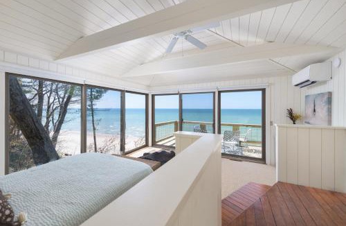 Covert House | Private beach- sleeps 14 with stunning views!