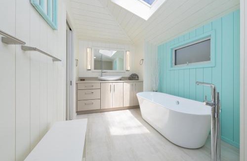 Covert House | Private beach- sleeps 14 with stunning views!