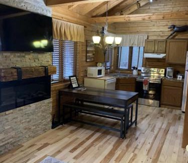 Thompsonville House | Private Cabin-Shuttle Pass Included!