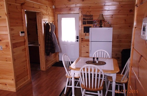 Gatlinburg - Pigeon Forge Cabin | Private Cozy Cabin/WiFi & Linens Provided/Heart-Shaped Jaquzzi Tub