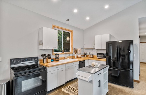 Anderson Township Cottage | Private & Cozy Modern Bungalow Conveniently Located