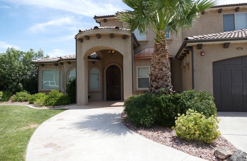 Hurricane House | PRIVATE POOL 34'x18', 25 Minutes to Zion, Playset for Kids, 7 bdrm, sleeps 32
