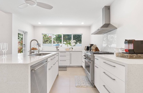 Dolphin Isles House | Private Pool | Kayaks | Games | Las Olas Fun Modern Beachfront Luxury 30 Seconds to Beach Sea La Vi