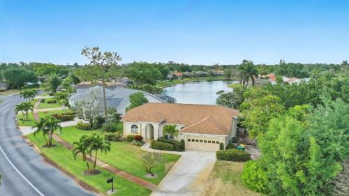 Central Naples House | Private Pool Pond Views Bonus Lounge in Gated Naples Community Drive to Dining Sand