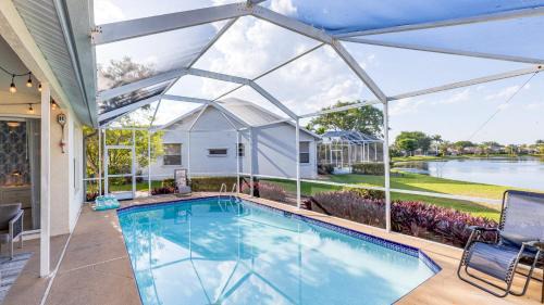 Central Naples House | Private Pool Pond Views Bonus Lounge in Gated Naples Community Drive to Dining Sand