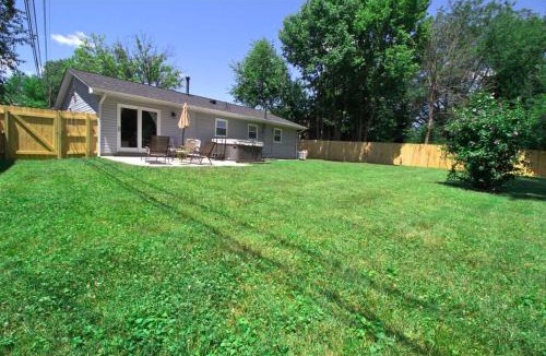 Royal Manor House | Private Ranch- Entire Home - Hot Tub - Pets & Kids Welcome - King Bed - Fenced Backyard - Free WiFi