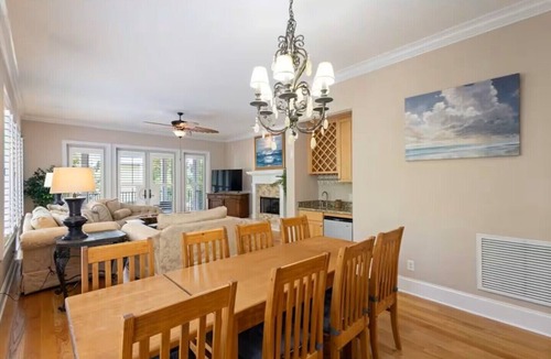 Demere Park Condo | Private Rooftop/Walk to Beach/Parking/Chef Kitchen