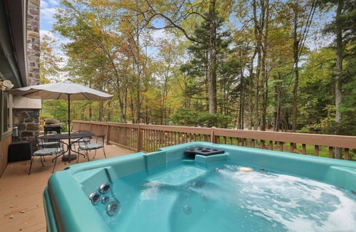 Lake Harmony Estates Cabin | Prvt+KingBd+Foliage+LakeHarmony+HotTub+Ski+FirePit
