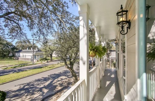 Faubourg Delassize Villa | Quaint Charm: NOLA Vintage Home near St. Charles