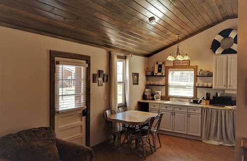 Camden Cottage | Quaint Cottage in Birdsong Creek/KY Lake/TN River. Short and Long-term rental
