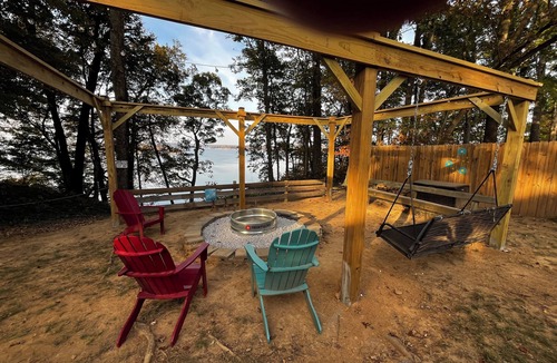 Scottsville Cottage | Quaint Family Cottage-New Spa tub with LAKE View-1 mile to Bailey’s Point